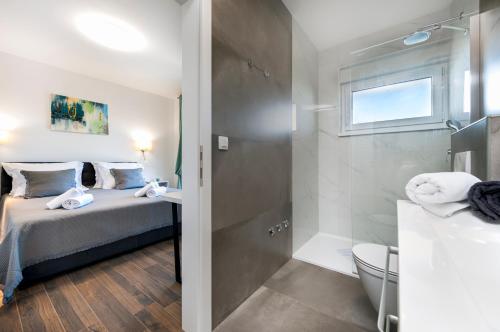een badkamer met een bed, een douche en een toilet bij Grand Suite Cocaletto 2 in Rovinj