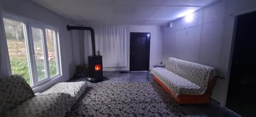 sala de estar con 2 sofás y chimenea en Gelidonia Fenerium Holiday Home, en Antalya