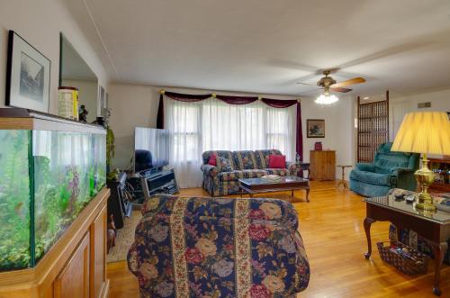 Ruang duduk di Charming Jefferson City Home 2 Mi to Downtown!