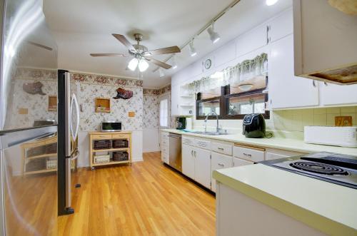 Dapur atau dapur kecil di Charming Jefferson City Home 2 Mi to Downtown!