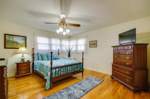 Katil atau katil-katil dalam bilik di Charming Jefferson City Home 2 Mi to Downtown!