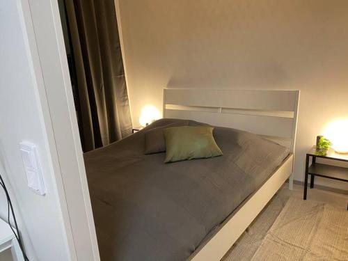 uma cama num pequeno quarto com duas lâmpadas em Kaksio lähellä keskustaa ja satamaa *FREE PARKING* em Turku