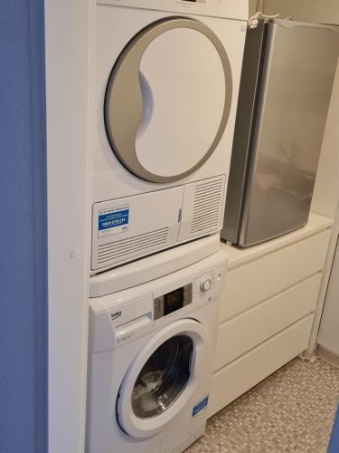 eine Waschmaschine und einen Trockner in einer Küche mit einem Spiegel in der Unterkunft IM SI-CENTRUM 2 ZIMMER APART#MUSICAL#MESSE#Flughafen in Stuttgart