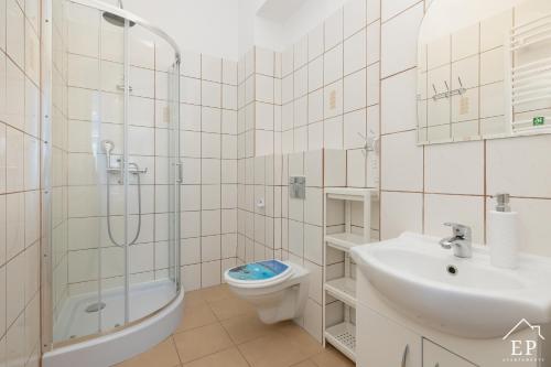 ein Badezimmer mit Dusche, Toilette und Waschbecken in der Unterkunft Apartament KLIF&FALA Dziwnówek nad morzem EPapartamenty in Dziwnówek