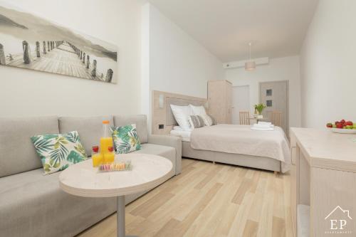 ein Wohnzimmer mit einem Bett und einer Couch in der Unterkunft Apartament KLIF&FALA Dziwnówek nad morzem EPapartamenty in Dziwnówek