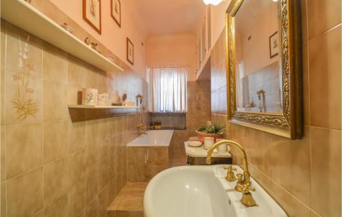 Bathroom sa Stunning Apartment In Genova Sestri Ponente With Kitchen