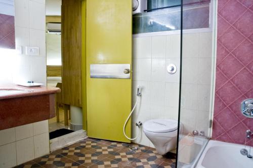Een badkamer bij Parklane Hotel
