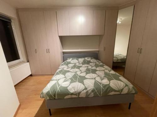 - une chambre avec un lit dans une pièce avec des armoires dans l'établissement Great sunny apartment for 4 people at Blankenberge, à Blankenberge