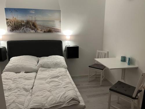 - une chambre avec un lit, un bureau et une table dans l'établissement Mimi's Ostseeglück, à Grömitz