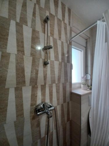 W łazience znajduje się prysznic i umywalka. w obiekcie Sol w mieście Kremena