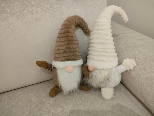two stuffed animals sitting next to a wall at Il Vicolo - bilocale a Galliate in Galliate