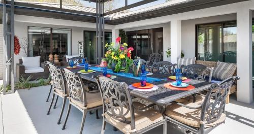 Posezení v ubytování Stylish 3BR House with Swimming Pool and Walking to HSB Resort