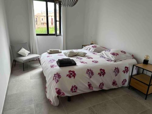 a bedroom with a bed with a pink and white blanket at Appartement de standing piana in Piana