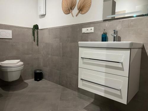 a bathroom with a sink and a toilet at Moselblick II ad Reichsburg Parkplatz 100m Marktplatz in Cochem