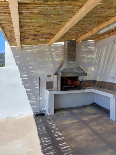 un horno al aire libre en un edificio con techo de madera en CASA LUCIA , ricarica auto elettrica GRATUITA en Siniscola