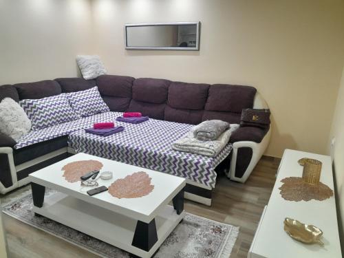 sala de estar con sofá y mesa en TINA1, en Valjevo