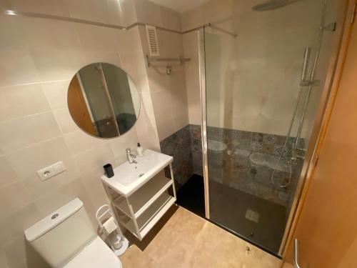y baño con ducha, aseo y lavamanos. en Punta Umbria ideal apartamento Enebrales, en Punta Umbría