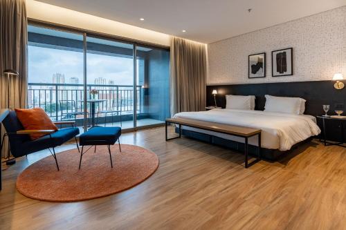 Habitación de hotel con cama y ventana grande en Intercity Tatuapé, en São Paulo