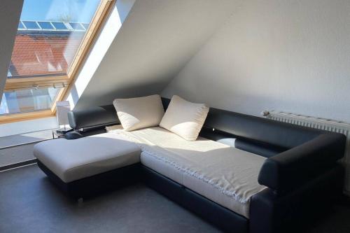 łóżko z 2 poduszkami w pokoju z oknem w obiekcie Wunderschöne großzügige Neustadtwohnung w Dreźnie