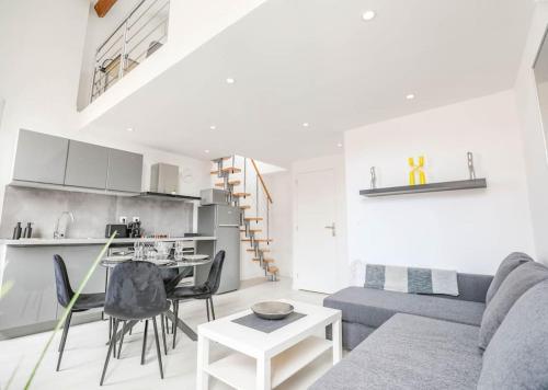 un salon avec un canapé et une table dans l'établissement ®L'Urbain - Superbe Mezzanine, à Marseille