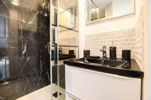 une salle de bain avec un lavabo et une douche dans l'établissement ®L'Urbain - Superbe Mezzanine, à Marseille