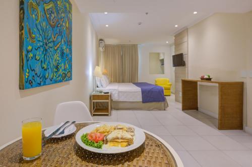 una habitación de hotel con un plato de comida en una mesa en Rio Design Copacabana Hotel, en Río de Janeiro