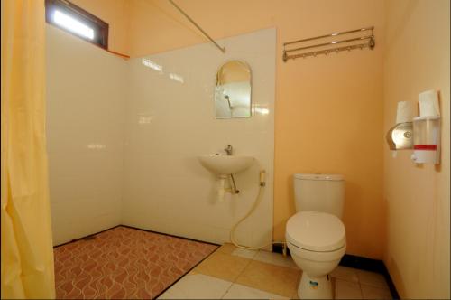日惹的住宿－快樂之家度假屋，一间带卫生间和水槽的浴室