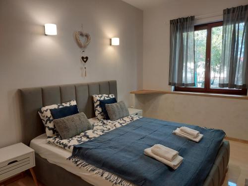 1 dormitorio con 1 cama grande y 2 toallas. en Port Jeziorak, en Iława