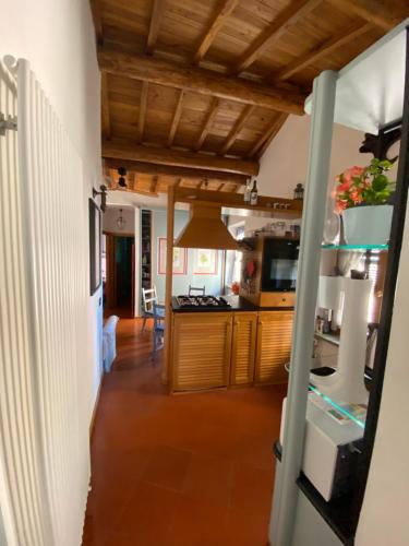 una cucina e una sala da pranzo con soffitti in legno di Appartamento chic Riomaggiore 5 Terre a Riomaggiore