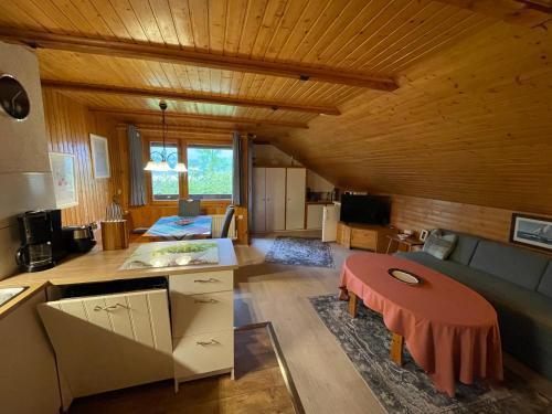 een woonkamer met een bank en een tafel bij Haus Silverfern in Förolach