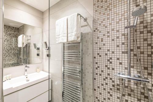 une salle de bain avec douche et lavabo dans l'établissement Stunning 2 bedroom flat, 2 min from the Croisette, à Cannes