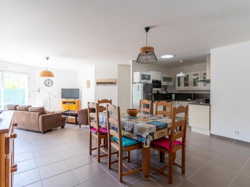 une cuisine et un salon avec une table et des chaises dans l'établissement Maison 6 pers. à Biscarrosse, proche lac, jardin, BBQ, WiFi, parking, ménage inclus - FR-1-319-479, à Biscarrosse