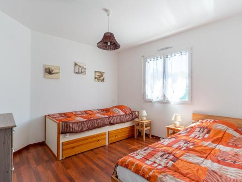 une chambre avec deux lits et une fenêtre dans l'établissement Maison 6 pers. à Biscarrosse, proche lac, jardin, BBQ, WiFi, parking, ménage inclus - FR-1-319-479, à Biscarrosse