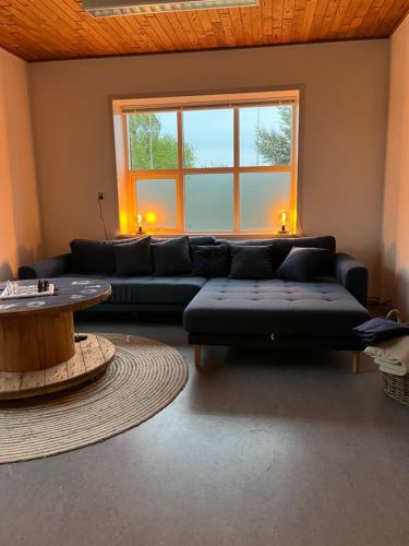 a living room with a couch and a table at Room 15 - Hawkraft kulturhotel in Vestervig