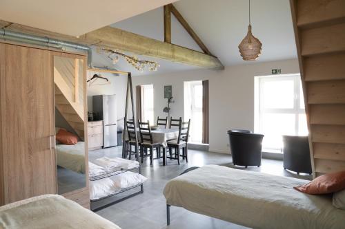 - une chambre avec deux lits et une salle à manger dans l'établissement De Hoog Velden 14, à Neerpelt