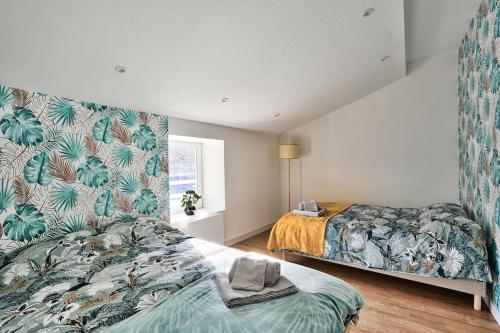 um quarto com 2 camas e uma janela em appartement Karibu à Lagnieu em Lagnieu