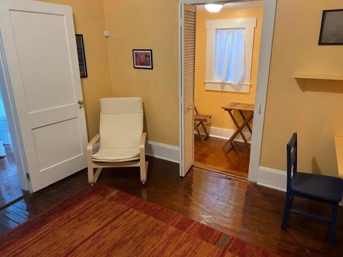 Χώρος καθιστικού στο Lilac House from 1920 in Wilmington