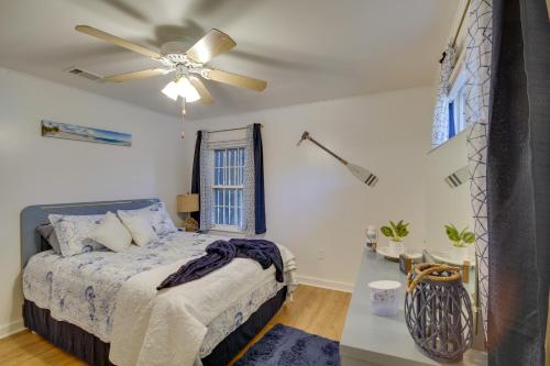 1 dormitorio con 1 cama y ventilador de techo en Pet-Friendly Retreat in Gulfport Less Than 1 Mi to Beach!, en Gulfport