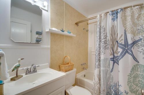 baño con lavabo y cortina de ducha en Pet-Friendly Retreat in Gulfport Less Than 1 Mi to Beach!, en Gulfport