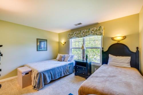 Katil atau katil-katil dalam bilik di Lake-View Kentucky Getaway with Resort Amenities!