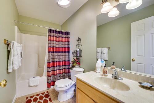 Bilik mandi di Lake-View Kentucky Getaway with Resort Amenities!