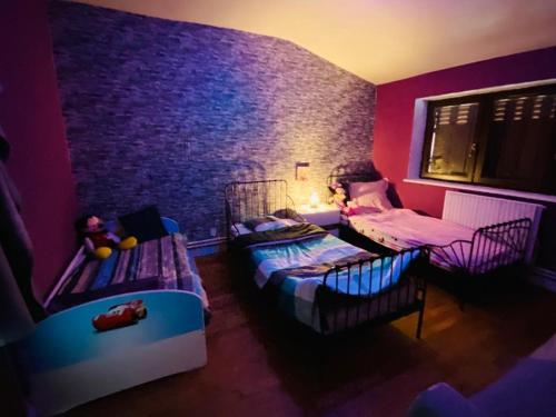 Zdjęcie z galerii obiektu Appartement indépendant de 100 mc avec 4 chambres, salon et jardin w mieście Senones