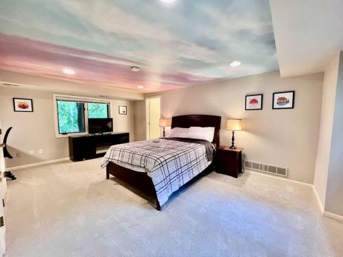 um quarto com uma cama num quarto com um tecto em Very Spacious and Bright Home 15mins From Downtown em Hopkins