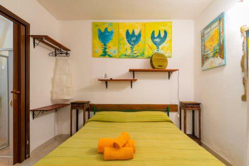 una camera da letto con un letto con cuscini arancioni sopra di Casato Calabrese a Nardò