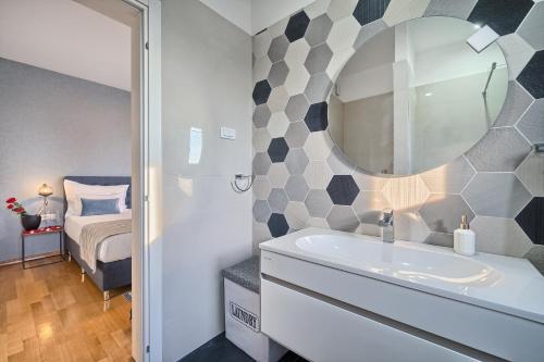 een badkamer met een wastafel en een spiegel bij www VillaCelestial com in Split