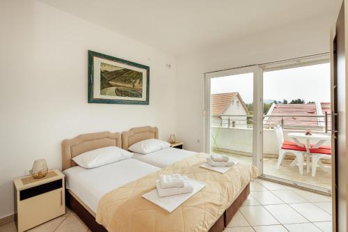 - une chambre avec un lit et un balcon dans l'établissement Premium Spot Apartments, à Herceg-Novi
