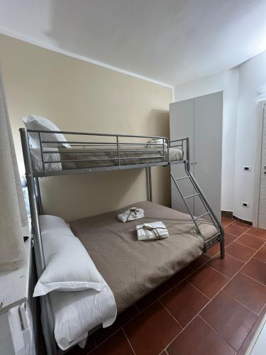 a bunk bed with two towels on top of it at Marea affittacamere in Porto Empedocle