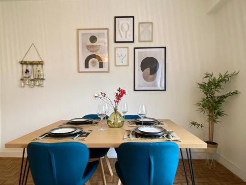 une salle à manger avec une table et des chaises bleues dans l'établissement Confort & élégance en ville avec parking gratuit, au Mans