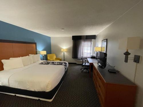 Letto o letti in una camera di La Quinta by Wyndham Baton Rouge Siegen Lane