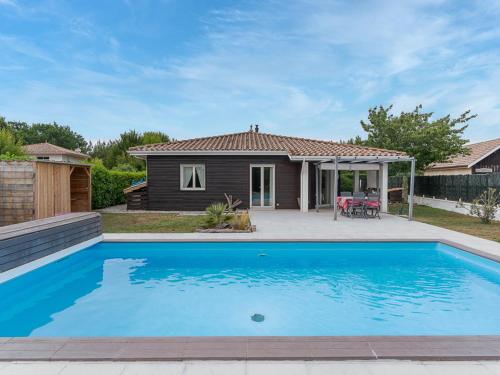 Maison à Mimizan avec piscine, 4 personnes, proche lac, activités à proximité - FR-1-50-102